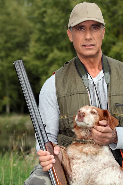 Jager met een geweer en een hond — Stockfoto