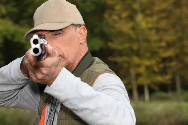 Hunter pohled do hlavně pistole — Stock fotografie