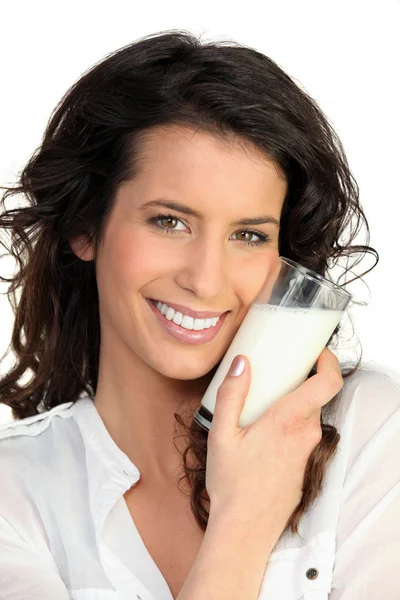 Mulher alegre segurando leite — Fotografia de Stock