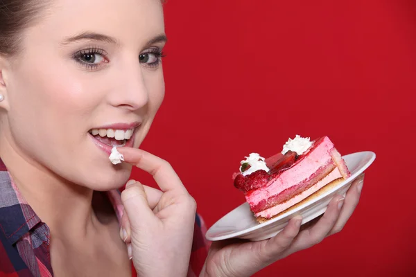 Donna mangiare torta — Foto Stock