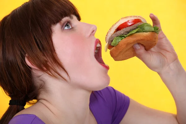 Adolescente comendo hambúrguer — Fotografia de Stock