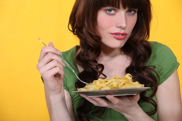 Žena jíst těstoviny. — Stock fotografie