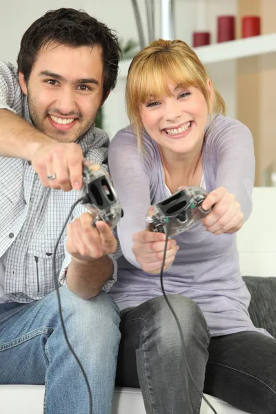 Una pareja jugando videojuegos — Foto de Stock