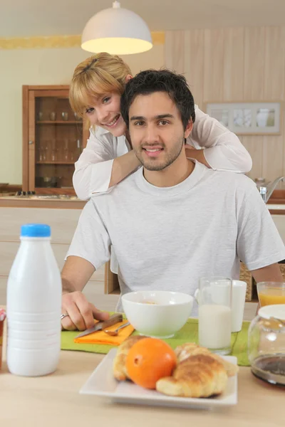 Smiling boy and girl breakfasting — Stock Photo, Image