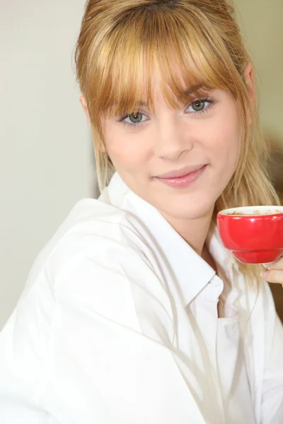 젊은 여자 가집에서 커피를 마시고 있다 — 스톡 사진