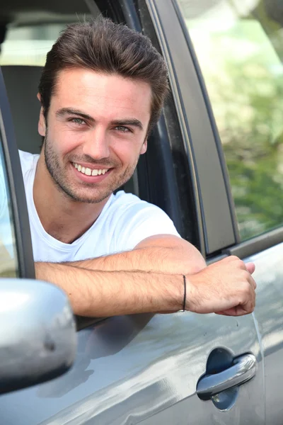 Młody człowiek siedzący w samochodzie — Zdjęcie stockowe