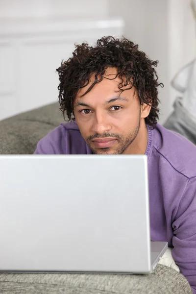 Mann mit Laptop in Wohnung — Stockfoto