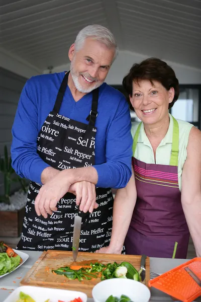 Older couple preparing an outdoor lunch — Stock Photo, Image