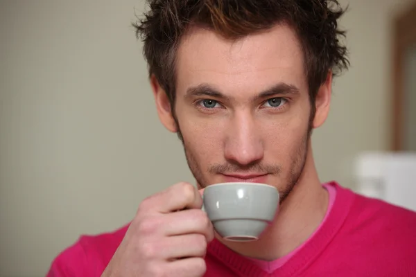 Um homem sério bebendo uma xícara de café — Fotografia de Stock