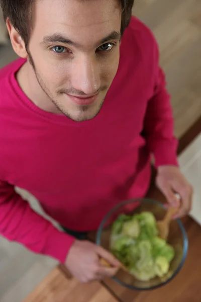 Hombre haciendo ensalada —  Fotos de Stock