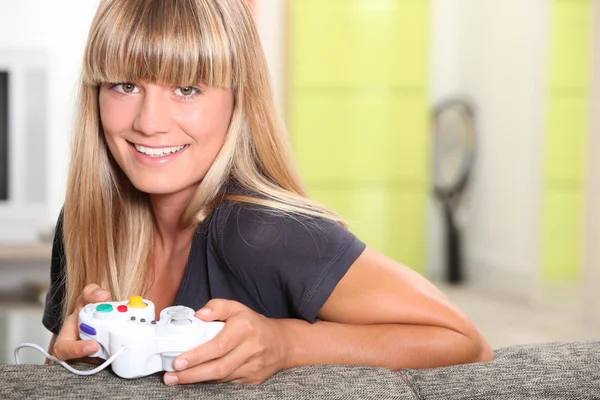 Mujer joven jugando videojuegos — Foto de Stock