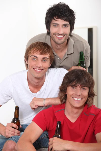 ビールのボトルを持つ 3 つの若い衆 — ストック写真