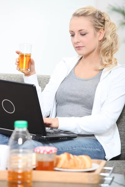 Woman having a glass of apple juice — Stock Photo, Image