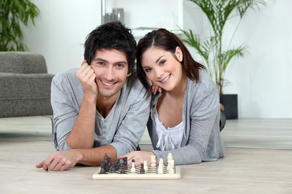 Zrelaksowany para gra w szachy — Zdjęcie stockowe