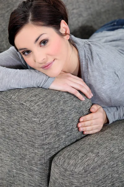 Kvinna som ligger på soffan — Stockfoto