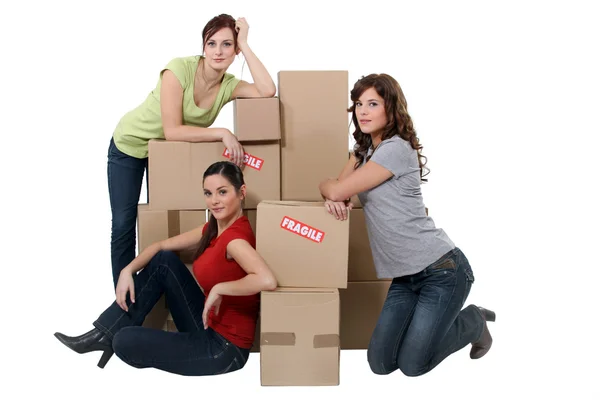 Jonge vrouwen poseren met hun bezittingen op dag verplaatsen — Stockfoto