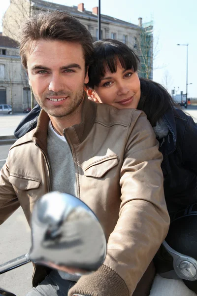 Couple on a moped — Stock Photo, Image
