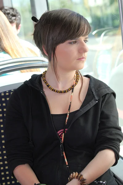 Молодая женщина в трамвае — стоковое фото