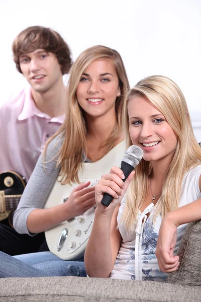 Grupa nastolatków odtwarzanie muzyki w domu — Zdjęcie stockowe