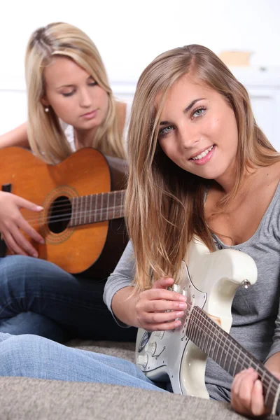 Meninas tocando guitarra — Fotografia de Stock