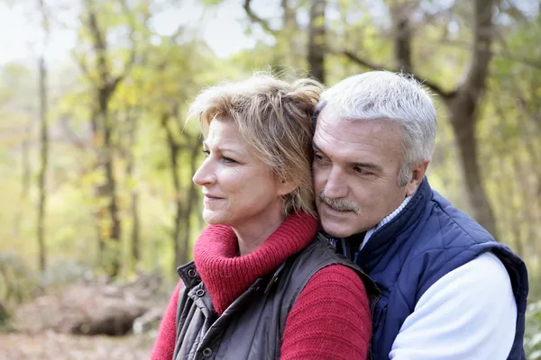 Älteres Ehepaar im Wald — Stockfoto