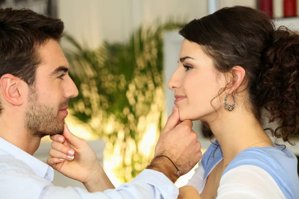 Couple touching each others faces — Stock Photo, Image