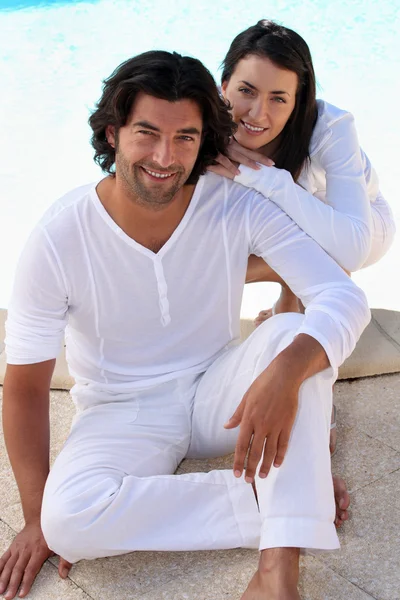 Woman in white leaning on her partner's shoulder — Stock Photo, Image