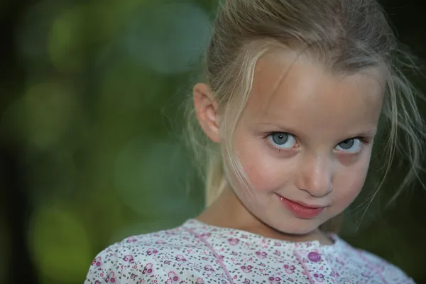 Ντροπαλός ξανθό κοριτσάκι — Φωτογραφία Αρχείου