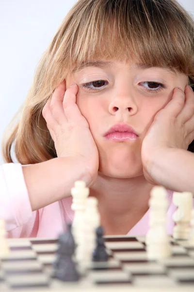 Μικρό κορίτσι που παίζει σκάκι — Φωτογραφία Αρχείου