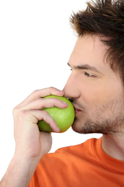 Un homme embrasse une pomme verte — Photo
