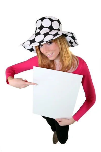 Jonge vrouw met een hoed en een paneel voor bericht — Stockfoto