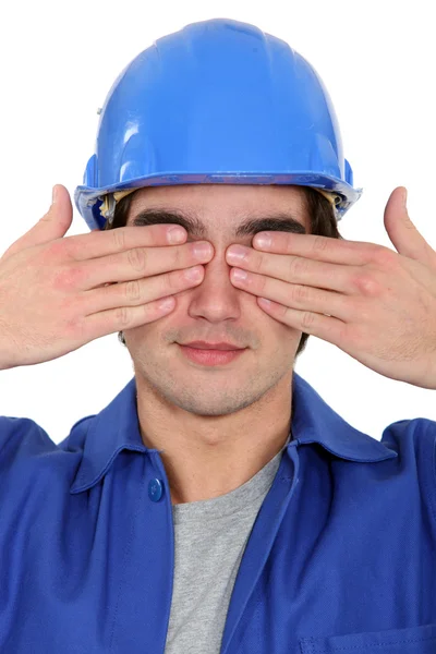 Tradesman cobrindo seus olhos — Fotografia de Stock