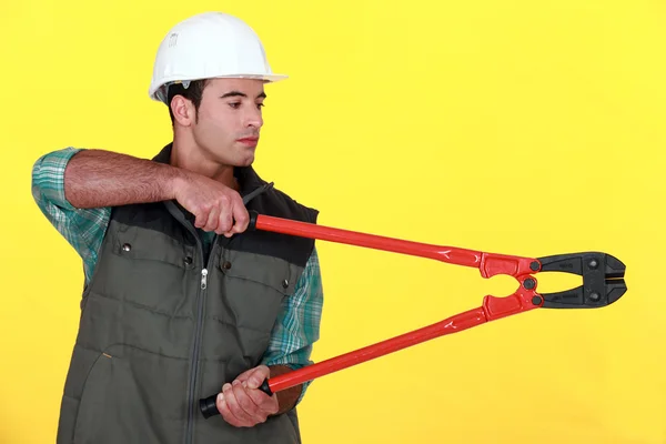 Tradesman segurando grandes clippers — Fotografia de Stock