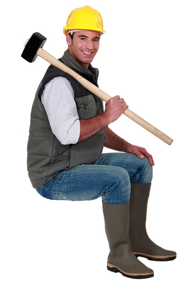 Craftsman carrying huge hammer on his shoulder — Stock Photo, Image