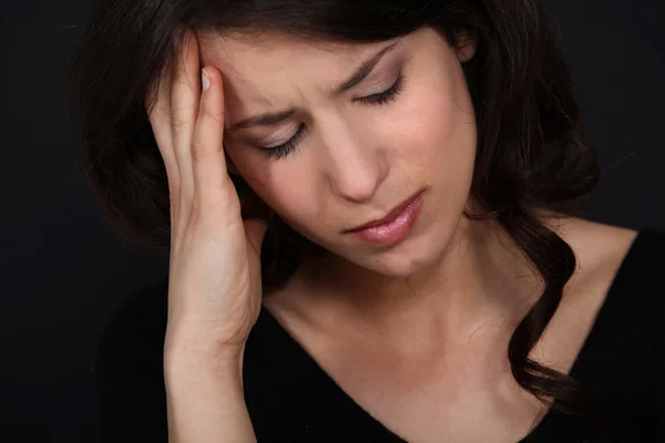 Mujeres que sufren de dolor de cabeza —  Fotos de Stock