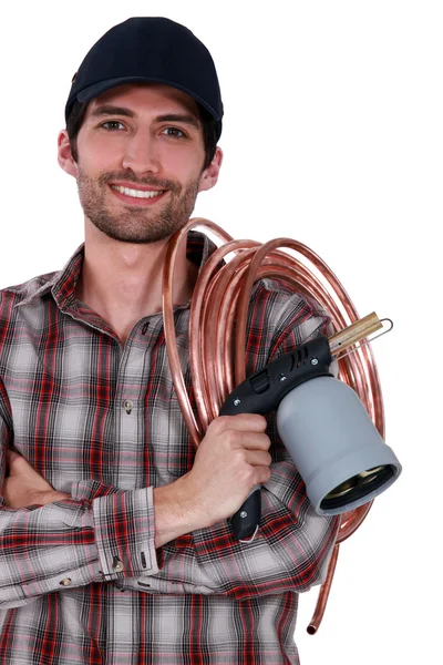 Un plombier avec des engrenages de soudage . — Photo