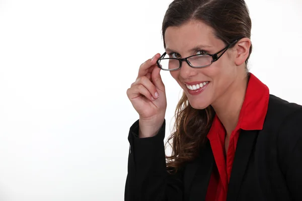 Ritratto di donna d'affari che aggiusta gli occhiali . — Foto Stock