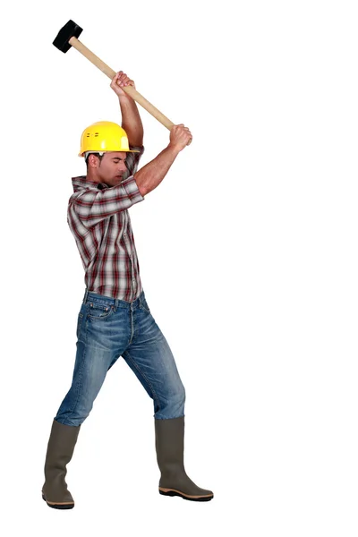 Un trabajador manual con un martillo . — Foto de Stock