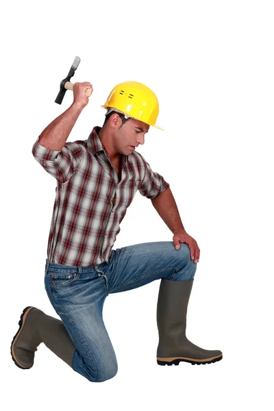 Stavební dělník s kladivem — Stock fotografie