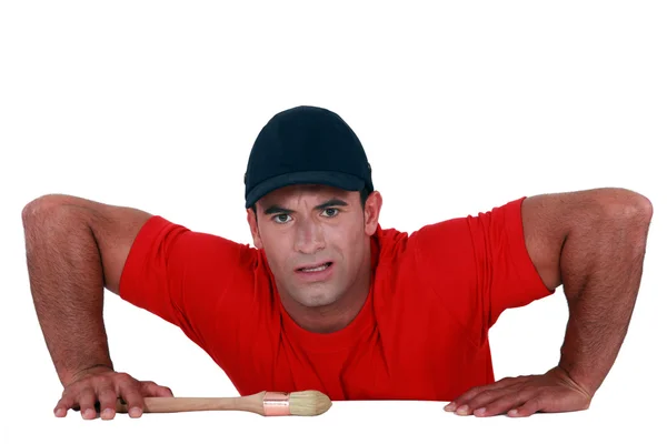 Uomo muscolare che si solleva su un cornicione — Foto Stock