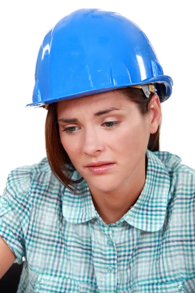 Traurige Bauarbeiterin — Stockfoto