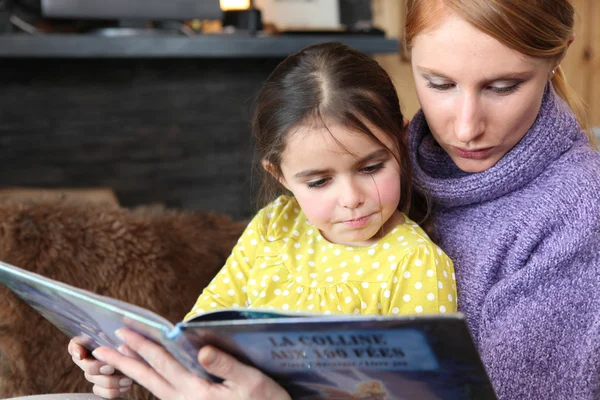 Moeder en dochter leesboek samen — Stockfoto