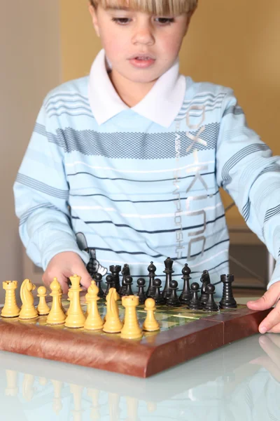 Kleiner Junge spielt Schach — Stockfoto