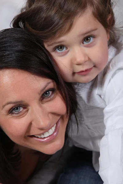 Porträtt av lilla flickan och hennes mamma — Stockfoto