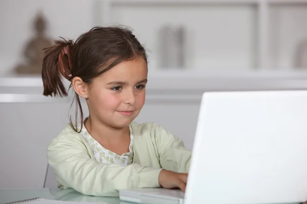 在笔记本电脑上的女孩 — 图库照片
