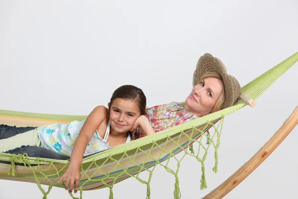 母亲和女儿在吊床 — 图库照片