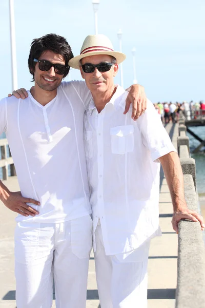 Ojciec i syn na ponton — Zdjęcie stockowe