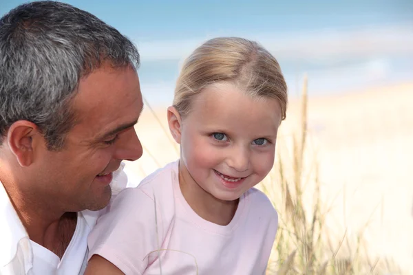 Otec a jeho malá holčička na pláži dcera — Stock fotografie
