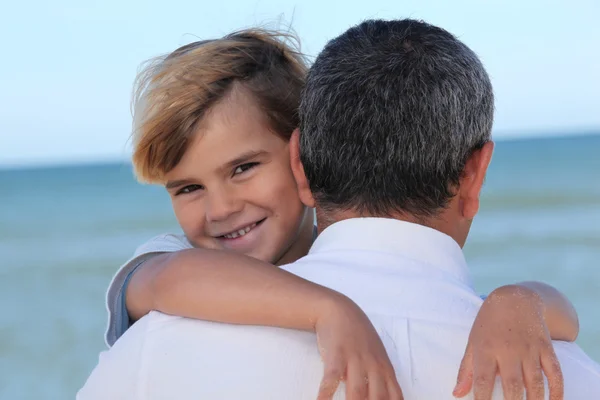 Kind umarmt seinen Vater — Stockfoto