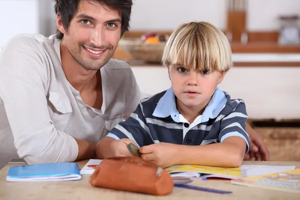 Μικρό αγόρι χρωματισμός με τον πατέρα του — Stockfoto